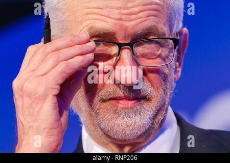 London, Großbritannien. 19 Feb, 2019. Jeremy Corbyn MP Führer der Labour Party gesehen wird, während die 2019 National Manufacturing Conference im Queen Elizabeth II. Die Konferenz befasst sich mit den Schwierigkeiten und Herausforderungen des Verarbeitenden Gewerbes nach Brexit gegenüberstellen. Credit: Dinendra Haria/SOPA Images/ZUMA Draht/Alamy leben Nachrichten Stockfoto