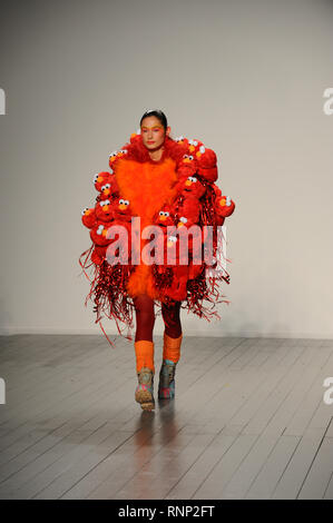 London, Großbritannien. 19 Feb, 2019. Ein Modell gesehen, ein Design während des Ein/Aus, Catwalk Show bei der Londoner Fashion auf der 180 The Strand, London. Credit: Terry Scott/SOPA Images/ZUMA Draht/Alamy leben Nachrichten Stockfoto