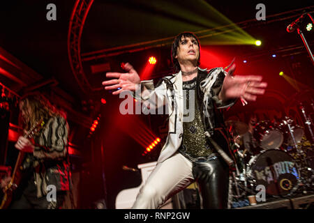 Glasgow, Schottland, Großbritannien. 19 Feb, 2019. Englisch wippen die Streben es Glam bis in die Garage. Credit: Stuart Westwood/Alamy leben Nachrichten Stockfoto