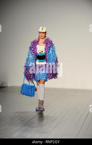 London, Großbritannien. 19 Feb, 2019. Ein Modell gesehen, ein Design während des Ein/Aus, Catwalk Show bei der Londoner Fashion auf der 180 The Strand, London. Credit: Terry Scott/SOPA Images/ZUMA Draht/Alamy leben Nachrichten Stockfoto