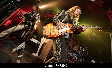 Glasgow, Schottland, Großbritannien. 19 Feb, 2019. Englisch wippen die Streben es Glam bis in die Garage. Credit: Stuart Westwood/Alamy leben Nachrichten Stockfoto