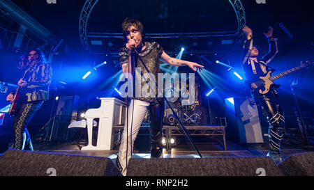 Glasgow, Schottland, Großbritannien. 19 Feb, 2019. Englisch wippen die Streben es Glam bis in die Garage. Credit: Stuart Westwood/Alamy leben Nachrichten Stockfoto