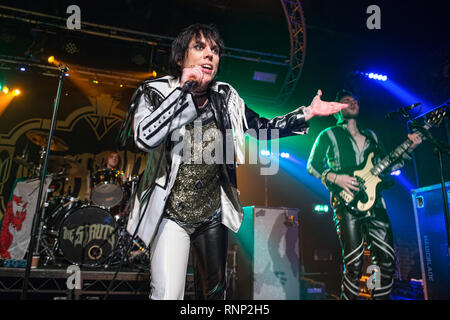 Glasgow, Schottland, Großbritannien. 19 Feb, 2019. Englisch wippen die Streben es Glam bis in die Garage. Credit: Stuart Westwood/Alamy leben Nachrichten Stockfoto