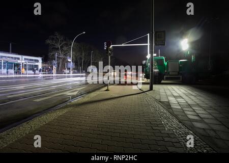 Berlin, Deutschland. 19 Feb, 2019. Aufgrund der Stromausfall die Polizei leuchtet die Kreuzung an der Ecke Adlergestell/Wassersportallee mit Spotlight. Strom hat in 31.000 Haushalten und 2.000 Unternehmen der gewerblichen Wirtschaft in Berlin gescheitert. Quelle: Jörg Carstensen/dpa/Alamy leben Nachrichten Stockfoto