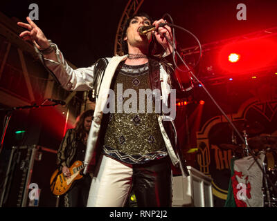 Glasgow, Schottland, Großbritannien. 19 Feb, 2019. Englisch wippen die Streben es Glam bis in die Garage. Credit: Stuart Westwood/Alamy leben Nachrichten Stockfoto