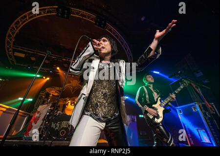 Glasgow, Schottland, Großbritannien. 19 Feb, 2019. Englisch wippen die Streben es Glam bis in die Garage. Credit: Stuart Westwood/Alamy leben Nachrichten Stockfoto