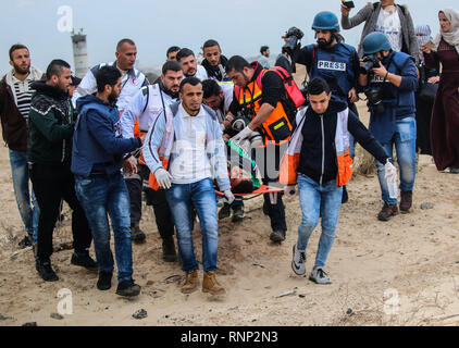 Februar 19, 2019 - aza Streifen, Palästina, 19. Februar 2019. Einige Palästinenser werden durch Schusswunden verletzt und gas Einatmen durch die israelische Armee feuerte an der Küste nordwestlich von Beit Lahija, im nördlichen Gazastreifen, während ihrer 24 rd wöchentlichen Protest gegen die israelische Seeblockade auf dem Strip. Eine Freiheit, die Flottille aus Gaza Boote heben die palästinensische Flagge segeln Sie vom Wasser aus Gaza. Palästinenser im Gazastreifen haben Inszenierung wurde die wöchentlichen Demonstrationen im nördlichen Gazastreifen seit fast einem Jahr gegen Israel's 12 zu protestieren - Jahr Seeblockade, die die permitt begrenzt hat, Stockfoto