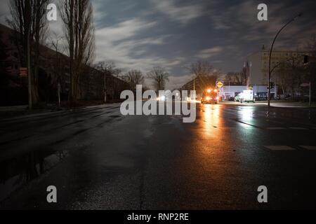 Berlin, Deutschland. 19 Feb, 2019. Durch einen Stromausfall, kein elektrisches Licht in einer Wohnanlage auf Salvador Allende Straße. Strom hat in 31.000 Haushalten und 2.000 Unternehmen der gewerblichen Wirtschaft in Berlin gescheitert. Quelle: Jörg Carstensen/dpa/Alamy leben Nachrichten Stockfoto