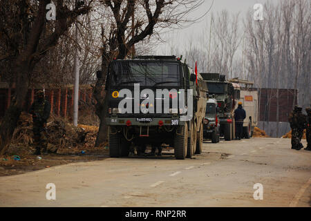 Februar 18, 2019 - Pulwama, Jammu und Kaschmir, Indien - Indische paramilitärischen Trooper stand Alert in der Nähe der Waffe Schlacht Website in Pulwama südlich von Srinagar, die Hauptstadt des indischen Teil Kaschmirs gesteuert. In einer 18 Stunden langen Pistole zu kämpfen, dass zwischen dem indischen Streitkräfte und die Militanten begonnen, vier indischen Soldaten, Polizei, Polizist, drei Kämpfer und eine zivile haben im Bereich der Pingleen Pulwama getötet worden. Credit: Masrat Zahra/ZUMA Draht/Alamy leben Nachrichten Stockfoto
