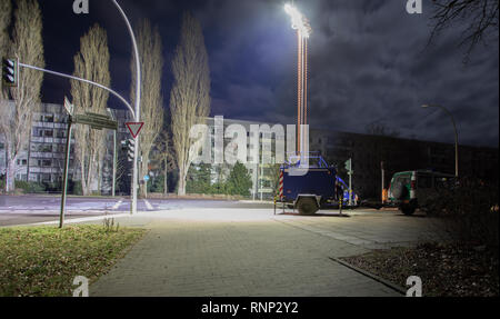 Berlin, Deutschland. 19 Feb, 2019. Durch einen Stromausfall, das Technische Hilfswerk leuchtet auf einer Kreuzung auf Salvador Allende Straße. Strom hat in 31.000 Haushalten und 2.000 Unternehmen der gewerblichen Wirtschaft in Berlin gescheitert. Quelle: Jörg Carstensen/dpa/Alamy leben Nachrichten Stockfoto