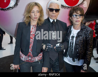 Paris, Ile de France, Frankreich. 16 Sep, 2011. Sylvie Testut, Karl Lagerfeld und Dani nimmt an der Sho Uemura Ereignis im Espace Commines in Paris. Deutsche Modedesigner und Creative Director für die französische Modemarke Chanel Karl Lagerfeld starb am 19. Februar 2019 in Paris im Alter von 85 Jahren. Credit: Thierry Le Fouille/SOPA Images/ZUMA Draht/Alamy leben Nachrichten Stockfoto