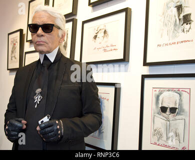 Paris, Ile de France, Frankreich. 16 Sep, 2011. Karl Lagerfeld nimmt an der Sho Uemura Ereignis im Espace Commines in Paris. Deutsche Modedesigner und Creative Director für die französische Modemarke Chanel Karl Lagerfeld starb am 19. Februar 2019 in Paris im Alter von 85 Jahren. Credit: Thierry Le Fouille/SOPA Images/ZUMA Draht/Alamy leben Nachrichten Stockfoto