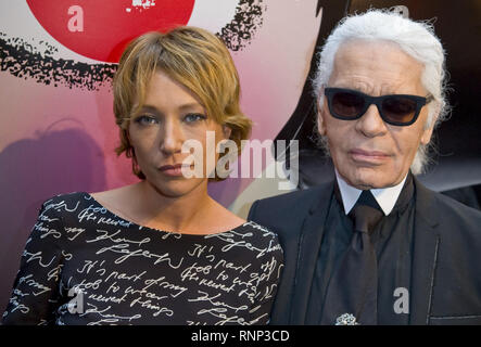 Paris, Ile de France, Frankreich. 16 Sep, 2011. Laura Smet und Karl Lagerfeld nimmt an der Sho Uemura Ereignis im Espace Commines in Paris. Deutsche Modedesigner und Creative Director für die französische Modemarke Chanel Karl Lagerfeld starb am 19. Februar 2019 in Paris im Alter von 85 Jahren. Credit: Thierry Le Fouille/SOPA Images/ZUMA Draht/Alamy leben Nachrichten Stockfoto
