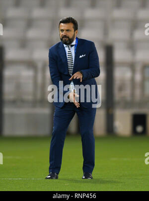Doha, Katar. 19 Feb, 2019. Katar Al Rayyan SC Head Coach Bülent Uygun reagiert während der AFC asiatische Champions League qualifikationsspiel zwischen Katar Al Rayyan SC und des Iran Saipa FC in Doha, der Hauptstadt von Katar, 19.02.2019. Credit: Nikku/Xinhua/Alamy leben Nachrichten Stockfoto