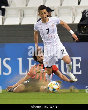 Doha, Katar. 19 Feb, 2019. Arash Rezavand (R) der Saipa FC kämpft für den ball mit Ahmed El Sayed (unten) von Al Rayyan SC während der AFC asiatische Champions League qualifikationsspiel zwischen Katar Al Rayyan SC und des Iran Saipa FC in Doha, der Hauptstadt von Katar, 19.02.2019. Credit: Nikku/Xinhua/Alamy leben Nachrichten Stockfoto