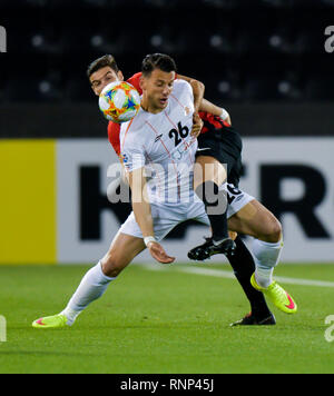 Doha, Katar. 19 Feb, 2019. Gonzalo Viera (zurück) Der Al Rayyan SC Mias mit Arman Ramezani von saipa FC (vorne) während der AFC asiatische Champions League qualifikationsspiel zwischen Katar Al Rayyan SC und des Iran Saipa FC in Doha, der Hauptstadt von Katar, 19.02.2019. Credit: Nikku/Xinhua/Alamy leben Nachrichten Stockfoto