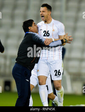 Doha, Katar. 19 Feb, 2019. Arman Ramezani (R) der Saipa FC feiert nach dem Scoring der öffnung Ziel während der AFC asiatische Champions League qualifikationsspiel zwischen Katar Al Rayyan SC und des Iran Saipa FC in Doha, der Hauptstadt von Katar, 19.02.2019. Credit: Nikku/Xinhua/Alamy leben Nachrichten Stockfoto