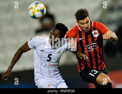 Doha, Katar. 19 Feb, 2019. Gonzalo Viera (R) von Al Rayyan SC Mias mit Samuel Sarfo von saipa FC während der AFC asiatische Champions League qualifikationsspiel zwischen Katar Al Rayyan SC und des Iran Saipa FC in Doha, der Hauptstadt von Katar, 19.02.2019. Credit: Nikku/Xinhua/Alamy leben Nachrichten Stockfoto