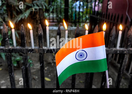 Kolkata, Indien. 19. Feb 2019. Kerzen und eine indische Flagge vor dem British Council and UNICEF in West Bengalen Büro mit einer Nachfrage Pakistan als einem terroristischen Staat zu deklarieren und auch Maßnahmen gegen die Täter des Anschlags nach dem Pulwama Angriff zu nehmen. Credit: SOPA Images Limited/Alamy leben Nachrichten Stockfoto