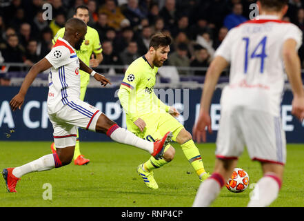 Lyon, Frankreich. 19 Feb, 2019. Lionel Messi (C) von Barcelona den Ball dribbelt während der UEFA Champions League Achtelfinale Hinspiel Match zwischen Lyon und Barcelona in Lyon, Frankreich, 19.02.2019. Das Spiel endete 0:0. Credit: Franck Pinaro/Xinhua/Alamy leben Nachrichten Stockfoto