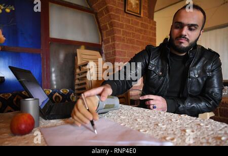 (190220) - HAMA, Februar 20, 2019 (Xinhua) - Ali Bakeer Tests eine prothesenhand für Amputierte in Rabia von Hama Provinz ausgelegt, zentrale Syrien, Jan. 18, 2019. Ali Bakeer, einem medizinischen engineering Student in Syrien, hat eine prothesenhand bedeutete, dass die behinderten Menschen, die Verletzungen während des Krieges gelitten zu helfen. In der Stadt Rabia in der zentralen Provinz von Hama, der 22-jährige Mann, der ein Jahr College Student, sagte, daß er ein starkes Interesse an Elektronik als Junge hatte. Die Idee zur Gründung der Prothesenhand wurde von den Bedürfnissen der während des Krieges verletzt angetrieben, Accordi Stockfoto