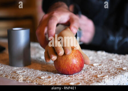 (190220) - HAMA, Februar 20, 2019 (Xinhua) - Ali Bakeer Tests eine prothesenhand für Amputierte in Rabia von Hama Provinz ausgelegt, zentrale Syrien, Jan. 18, 2019. Ali Bakeer, einem medizinischen engineering Student in Syrien, hat eine prothesenhand bedeutete, dass die behinderten Menschen, die Verletzungen während des Krieges gelitten zu helfen. In der Stadt Rabia in der zentralen Provinz von Hama, der 22-jährige Mann, der ein Jahr College Student, sagte, daß er ein starkes Interesse an Elektronik als Junge hatte. Die Idee zur Gründung der Prothesenhand wurde von den Bedürfnissen der während des Krieges verletzt angetrieben, Accordi Stockfoto