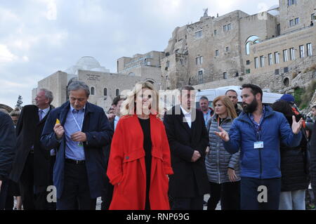 Jeruzalem, Israel. 19 Feb, 2019. Der tschechische Premierminister Andrej Babis (3. von rechts) mit seiner Frau Monika Babisova (4. von rechts) und der tschechische Botschafter Martin Stropnicky (2. von links) zu Fuß durch die Altstadt in Jerusalem, Israel, am 19. Februar 2019, bei Babis Besuchen in Israel. Credit: Eliska Naegele/CTK Photo/Alamy leben Nachrichten Stockfoto