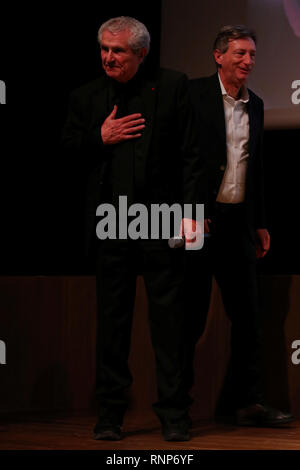 Verone, Italien. 19. Feb 2019. Der Oscar-prämierte Regisseur Claude Lelouch empfangen durch den künstlerischen Direktor Paolo Romano auf der Bühne Quelle: Mickael Chavet/Alamy leben Nachrichten Stockfoto