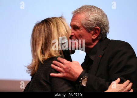 Verone, Italien. 19. Feb 2019. Der Oscar-prämierte Regisseur Claude Lelouch empfangen durch den künstlerischen Direktor Paolo Romano auf der Bühne Quelle: Mickael Chavet/Alamy leben Nachrichten Stockfoto