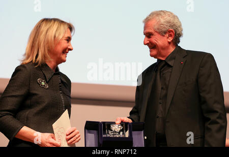 Verone, Italien. 19. Feb 2019. Der Oscar-prämierte Regisseur Claude Lelouch empfangen durch den künstlerischen Direktor Paolo Romano auf der Bühne Quelle: Mickael Chavet/Alamy leben Nachrichten Stockfoto