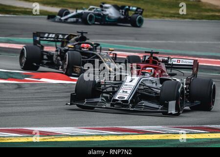 Barcelona, Spanien. 20 Feb, 2019. KIMI RÄIKKÖNEN (FIN) von Team Alfa Romeo fährt in seinem in seinem C38 gefolgt von NICHOLAS LATIFI (CAN) vom Team Williams und Valtteri Bottas (FIN) vom Team Mercedes bei Tag drei der Formel 1 Winter Prüfung am Circuit de Catalunya Credit: Matthias Oesterle/Alamy leben Nachrichten Stockfoto