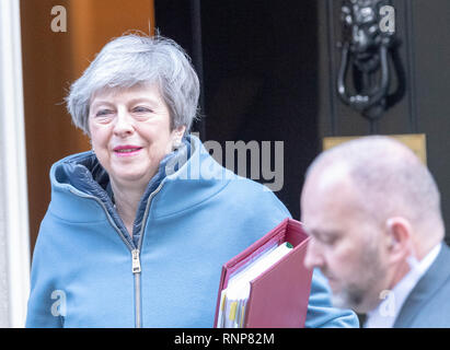 London, Großbritannien. 20. Feb 2019. Theresa May MP PC, Premierminister Blätter 10 Downing Street, London Quelle: Ian Davidson/Alamy leben Nachrichten Stockfoto