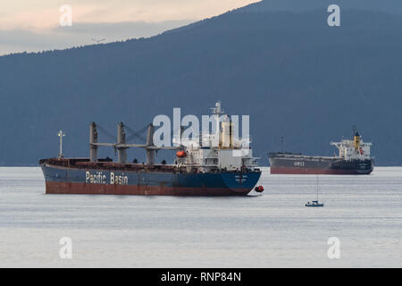 Februar 7, 2019 - Vancouver, British Columbia, Kanada - Bulk Carrier cargo Schiffe im Hafen von äußeren Vancouvers Hafen verankert. (Bild: © bayne Stanley/ZUMA Draht) Stockfoto