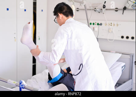 20. Februar 2019, Baden-Wuerttemberg, Heidelberg: biyan Nathanael Harapan (r), ein Student in sein praktisches Jahr am Universitätsklinikum Heidelberg, untersucht einen Patienten in der Chirurgie. Mit dem Masterplan medizinische Studien 2020, die Hochschulen sind neue Wege. Die neu gestaltete ärztliche Untersuchung ist zum ersten Mal der Öffentlichkeit am Universitätsklinikum Heidelberg vorgestellt. Foto: Uwe Anspach/dpa Stockfoto