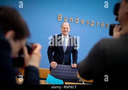 Berlin, Deutschland. 20 Feb, 2019. Olaf Scholz (SPD), Bundesminister der Finanzen, kommt der Bundespressekonferenz das Gesetz gegen illegale Beschäftigung und Mißbrauch von Sozialleistungen zu präsentieren. Credit: Kay Nietfeld/dpa/Alamy leben Nachrichten Stockfoto