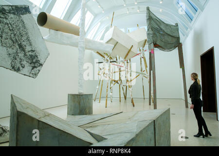 Royal Academy of Arts London, Großbritannien, 20. Feb 2019 - eine Frau views Kunstwerk Phyllida Barlow's an der Königlichen Akademie der Künste britische Künstler Phyllida Barlow verwandelt der Königlichen Akademie Gabrielle Jungels-Winkler Galerien mit einer Ausstellung von völlig neuen Arbeit mit dem Titel "cul-de-sac. Die Ausstellung wurde als eine laufende Installation läuft über alle drei der miteinander verbundenen Räumen konzipiert. Die Ausstellung ist für die Öffentlichkeit vom 23. Februar bis 23. Juni 2019. Credit: Dinendra Haria/Alamy leben Nachrichten Stockfoto