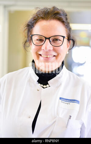 20. Februar 2019, Baden-Wuerttemberg, Heidelberg: Jana Jünger, Direktor am Mainzer Institut für Medizinische und Pharmazeutische Prüfungsfragen, ist in einer chirurgischen Station am Universitätsklinikum Heidelberg. Mit dem Masterplan für medizinische Studien 2020, die Hochschulen sind neue Wege - die neu gestalteten Arzt Untersuchung wird zum ersten Mal der Öffentlichkeit am Universitätsklinikum Heidelberg präsentiert werden. (Dpa-Meldung: "Probelauf für neue Arzt an der Universität Heidelberg Klinik' vom 20.02.2019) Foto: Uwe Anspach/dpa Stockfoto
