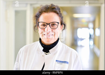 20. Februar 2019, Baden-Wuerttemberg, Heidelberg: Jana Jünger, Direktor am Mainzer Institut für Medizinische und Pharmazeutische Prüfungsfragen, ist in einer chirurgischen Station am Universitätsklinikum Heidelberg. Mit dem Masterplan für medizinische Studien 2020, die Hochschulen sind neue Wege - die neu gestalteten Arzt Untersuchung wird zum ersten Mal der Öffentlichkeit am Universitätsklinikum Heidelberg präsentiert werden. (Dpa-Meldung: "Probelauf für neue Arzt an der Universität Heidelberg Klinik' vom 20.02.2019) Foto: Uwe Anspach/dpa Stockfoto