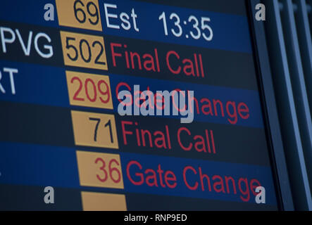 Hong Kong. 17 Feb, 2019. Ein Bildschirm zeigt den letzten Anruf und gate Ankündigungen von zahlreichen Flüge Hong Kong International Airport Runway. Credit: Miguel Candela/SOPA Images/ZUMA Draht/Alamy leben Nachrichten Stockfoto