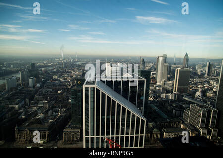Frankfurt am Main, Deutschland. 14 Feb, 2019. Skyline von Frankfurt, Horizont, blauem Himmel, Stadtbild von Frankfurt, von der 49. Etage des Commerzbank Towers in Frankfurt fotografiert am 14.02.2019. | Verwendung der weltweiten Kredit: dpa/Alamy leben Nachrichten Stockfoto