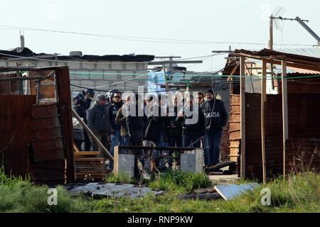 Foto Donato Fasano - LaPresse 20-02-2019 Borgo Mezzanone (Manfredonia) Cronaca &#xc8; im Corso lo sgombero della baraccopoli di Borgo Mezzanone, in Provincia di Foggia, il Grosso insediamento abusivo Noto kommen "ex Pista" e Nato accanto al Cara. Le operazioni di demolizione, rendono Hinweis fonti del Viminale, Sono eseguite dall'11 Reggimento esimo Genio Guastatori di Foggia e Sono supportate da personale di Enel, Arpa Apulien e Regione Puglia. In tutto Sono impegnate ca. 200 Personen. Le attivit&#xe0;sono koordinieren da una apposita Cabina di regia insediata nel Cara. Pro il Momento sono Stockfoto