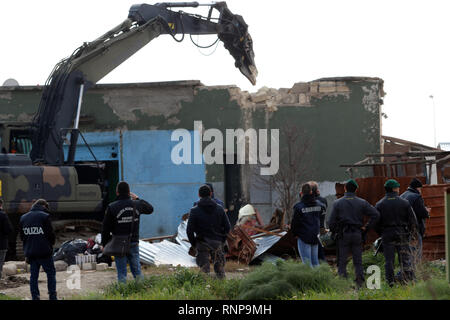 Foto Donato Fasano - LaPresse 20-02-2019 Borgo Mezzanone (Manfredonia) Cronaca &#xc8; im Corso lo sgombero della baraccopoli di Borgo Mezzanone, in Provincia di Foggia, il Grosso insediamento abusivo Noto kommen "ex Pista" e Nato accanto al Cara. Le operazioni di demolizione, rendono Hinweis fonti del Viminale, Sono eseguite dall'11 Reggimento esimo Genio Guastatori di Foggia e Sono supportate da personale di Enel, Arpa Apulien e Regione Puglia. In tutto Sono impegnate ca. 200 Personen. Le attivit&#xe0;sono koordinieren da una apposita Cabina di regia insediata nel Cara. Pro il Momento sono Stockfoto