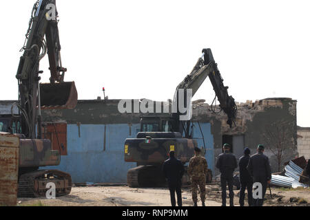 Foto Donato Fasano - LaPresse 20-02-2019 Borgo Mezzanone (Manfredonia) Cronaca &#xc8; im Corso lo sgombero della baraccopoli di Borgo Mezzanone, in Provincia di Foggia, il Grosso insediamento abusivo Noto kommen "ex Pista" e Nato accanto al Cara. Le operazioni di demolizione, rendono Hinweis fonti del Viminale, Sono eseguite dall'11 Reggimento esimo Genio Guastatori di Foggia e Sono supportate da personale di Enel, Arpa Apulien e Regione Puglia. In tutto Sono impegnate ca. 200 Personen. Le attivit&#xe0;sono koordinieren da una apposita Cabina di regia insediata nel Cara. Pro il Momento sono Stockfoto