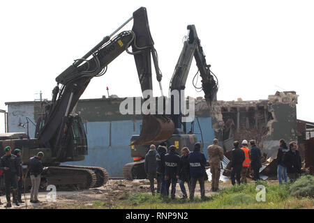 Foto Donato Fasano - LaPresse 20-02-2019 Borgo Mezzanone (Manfredonia) Cronaca &#xc8; im Corso lo sgombero della baraccopoli di Borgo Mezzanone, in Provincia di Foggia, il Grosso insediamento abusivo Noto kommen "ex Pista" e Nato accanto al Cara. Le operazioni di demolizione, rendono Hinweis fonti del Viminale, Sono eseguite dall'11 Reggimento esimo Genio Guastatori di Foggia e Sono supportate da personale di Enel, Arpa Apulien e Regione Puglia. In tutto Sono impegnate ca. 200 Personen. Le attivit&#xe0;sono koordinieren da una apposita Cabina di regia insediata nel Cara. Pro il Momento sono Stockfoto