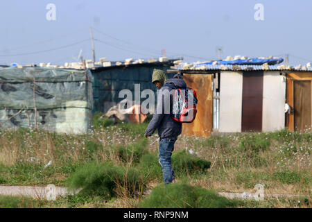 Foto Donato Fasano - LaPresse 20-02-2019 Borgo Mezzanone (Manfredonia) Cronaca &#xc8; im Corso lo sgombero della baraccopoli di Borgo Mezzanone, in Provincia di Foggia, il Grosso insediamento abusivo Noto kommen "ex Pista" e Nato accanto al Cara. Le operazioni di demolizione, rendono Hinweis fonti del Viminale, Sono eseguite dall'11 Reggimento esimo Genio Guastatori di Foggia e Sono supportate da personale di Enel, Arpa Apulien e Regione Puglia. In tutto Sono impegnate ca. 200 Personen. Le attivit&#xe0;sono koordinieren da una apposita Cabina di regia insediata nel Cara. Pro il Momento sono Stockfoto