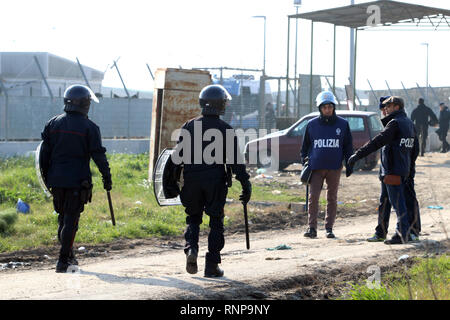 Foto Donato Fasano - LaPresse 20-02-2019 Borgo Mezzanone (Manfredonia) Cronaca &#xc8; im Corso lo sgombero della baraccopoli di Borgo Mezzanone, in Provincia di Foggia, il Grosso insediamento abusivo Noto kommen "ex Pista" e Nato accanto al Cara. Le operazioni di demolizione, rendono Hinweis fonti del Viminale, Sono eseguite dall'11 Reggimento esimo Genio Guastatori di Foggia e Sono supportate da personale di Enel, Arpa Apulien e Regione Puglia. In tutto Sono impegnate ca. 200 Personen. Le attivit&#xe0;sono koordinieren da una apposita Cabina di regia insediata nel Cara. Pro il Momento sono Stockfoto