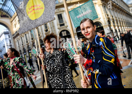 Mailand, Italien. 20 Feb, 2019. Flash Mob LadoubleJ Marke Vittorio Emanuele Galerie für Mode Woche an Vittorio Emanuele Galerie für LadoubleJ Marke. Credit: LaPresse/Alamy leben Nachrichten Stockfoto