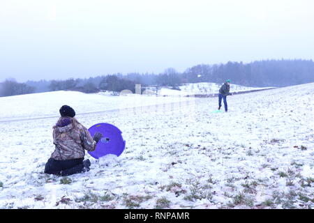 Zwei Jugendliche haben eine Schneeballschlacht Stockfoto