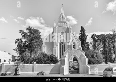 CLANWILLIAM, SÜDAFRIKA, 22. AUGUST 2018: Die historische erste Niederländische Reformierte Kirche in Clanwilliam in der Western Cape Provinz. Schwarzweiß Stockfoto