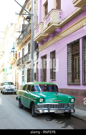 Klassische amerikanische Auto in der Altstadt von Havanna, Kuba geparkt Stockfoto